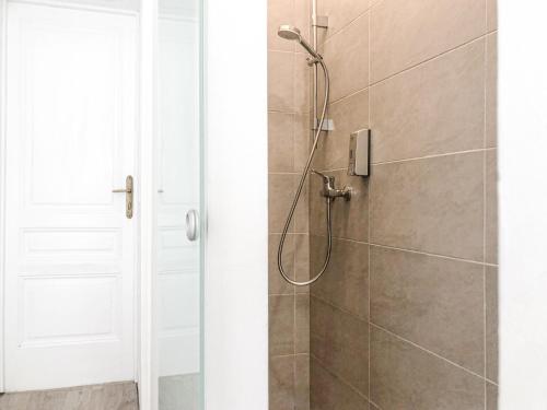 Amazing 2BR Apt, Near AKH-Perfect for Groups