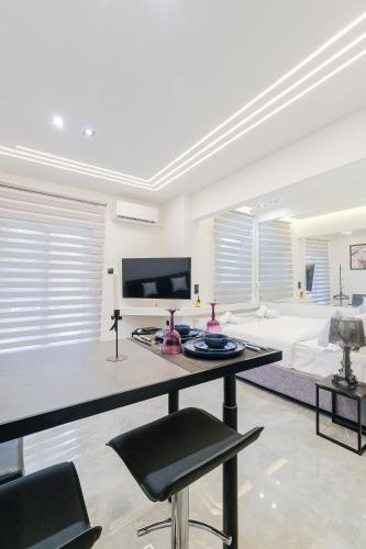 Marble Suite near Papafi Metro - 40sqm - Gas heating & AC - 55'' Smart Tv - Netflix & Cosmote tv - Free parking on the road