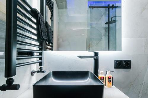 Marble Suite near Papafi Metro - 40sqm - Gas heating & AC - 55'' Smart Tv - Netflix & Cosmote tv - Free parking on the road