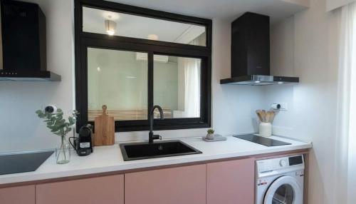 Newly Designed Balcony Apt Near Analipsi Metro