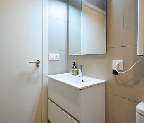 Sant Antoni 2BR Balcony AC & Workspace
