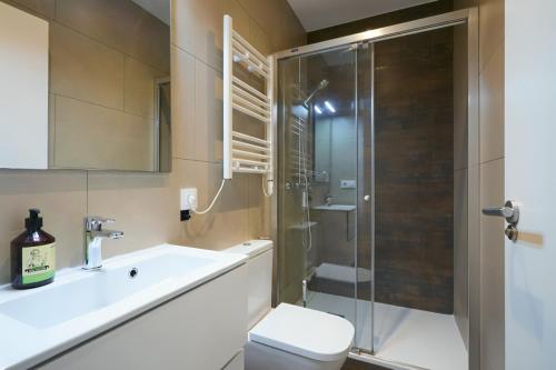 Sant Antoni 2BR Balcony AC & Workspace