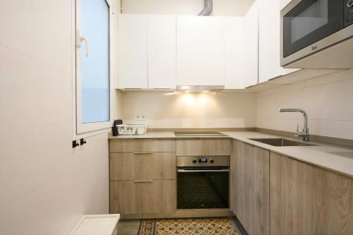 Sant Antoni 2BR Balcony AC & Workspace