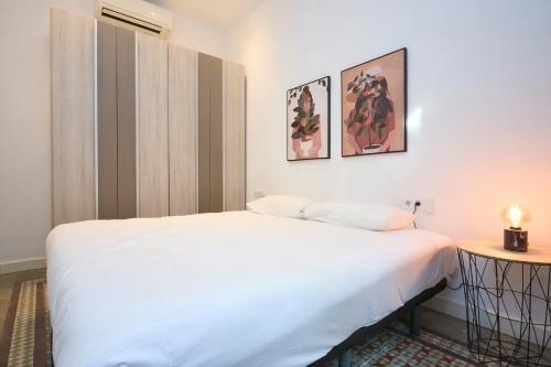Sant Antoni 2BR Balcony AC & Workspace
