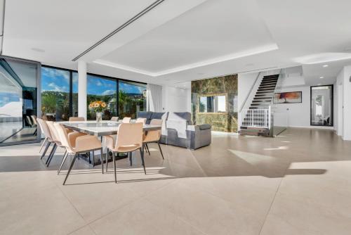 Royale - Sea Front Luxury Retreat by ClubPrometheus