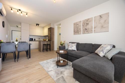 Genio New Apartment with Balcony & 2 Free Parking Spaces
