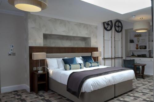 a bedroom with a large bed in a room at The Greenwood Hotel - Wetherspoon in Northolt