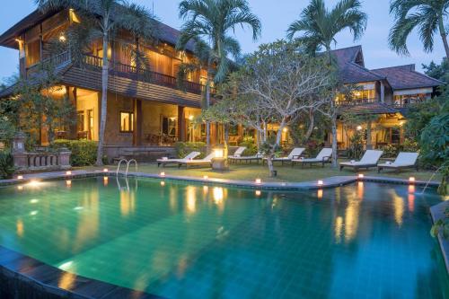 uma casa com piscina em frente a uma casa em Ananda Ubud Resort em Ubud