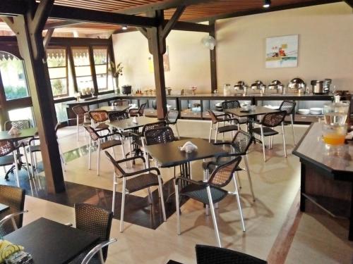 Un restaurante u otro lugar para comer en Arsela Hotel Pangkalan Bun