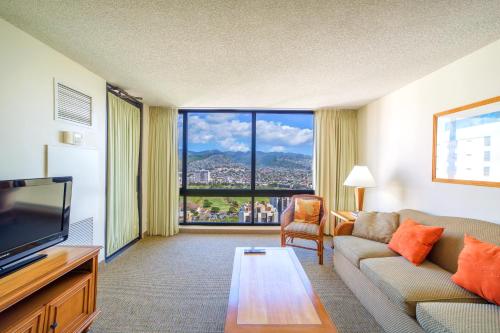 un soggiorno con un divano e una grande finestra di Mountain View Condo, Near Beach, Free Parking! a Honolulu