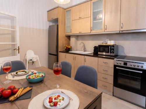 SOFI - Spacious & Central 3BR With Balcony
