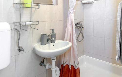 Lovely Apartment In Rogoznica With Wifi