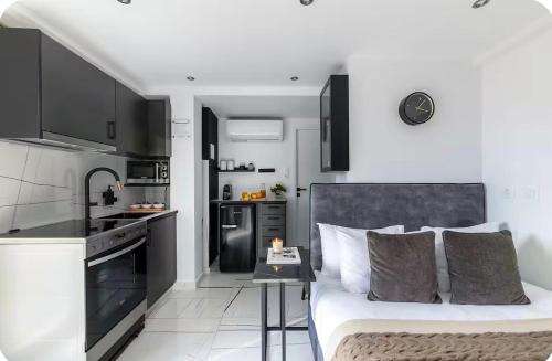 Callisto - Luxury Rooftop Suite with hot tub & Acropolis View