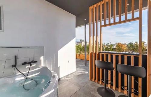 Callisto - Luxury Rooftop Suite with hot tub & Acropolis View