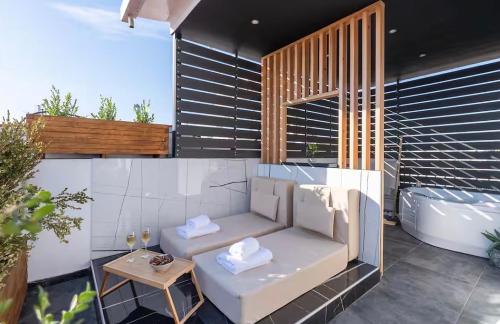 Callisto - Luxury Rooftop Suite with hot tub & Acropolis View