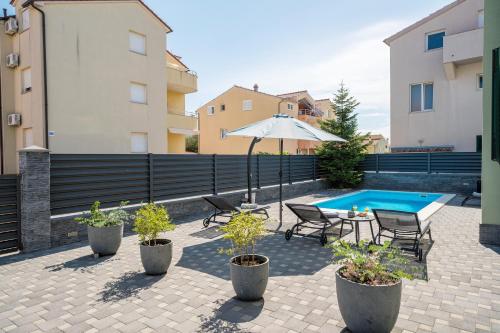 S Villa with Pool, Jacuzzi & Gym