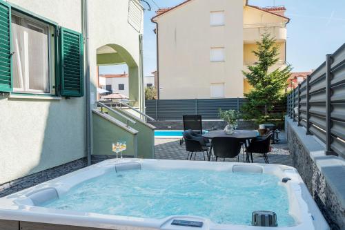 S Villa with Pool, Jacuzzi & Gym