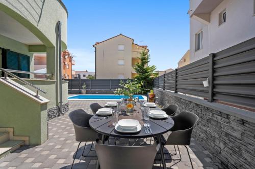 S Villa with Pool, Jacuzzi & Gym