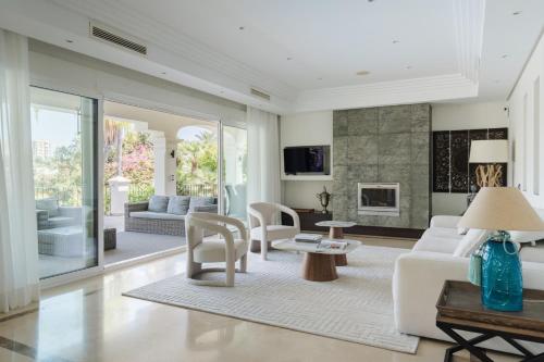 Villa Tranquila - Elegant Luxury Villa with Private Pool, Gym, Stunning Outdoor Space SPCRM5587