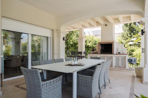 Villa Tranquila - Elegant Luxury Villa with Private Pool, Gym, Stunning Outdoor Space SPCRM5587