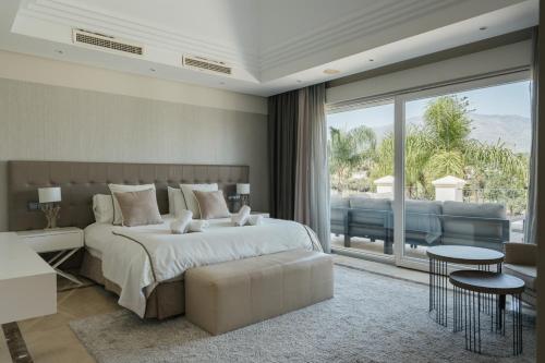 Villa Tranquila - Elegant Luxury Villa with Private Pool, Gym, Stunning Outdoor Space SPCRM5587