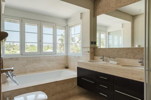 Villa Tranquila - Elegant Luxury Villa with Private Pool, Gym, Stunning Outdoor Space SPCRM5587
