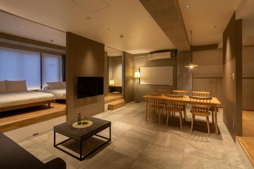 M/W HOTEL