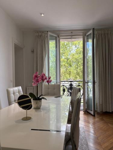 Eiffel Dream Abode