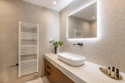 Stavros Niarchos Sunlit 2BR Apartment by UPSTREET