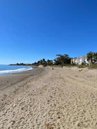 Hacienda Beach Estepona - Bajo con jardín y acceso a la playa