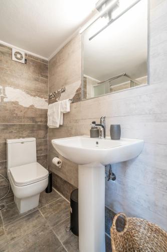 Modern 2BR, 1 step from Vibrant Psirri