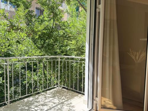 Chic Stay next to Agiou Georgiou square