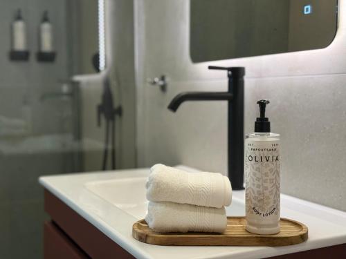 Chic Stay next to Agiou Georgiou square