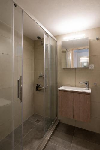 Bright Apartment with Spacious Balcony in Pagkrati