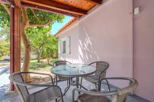 Elliniko Nest a Cozy House for Up to 4 Guests