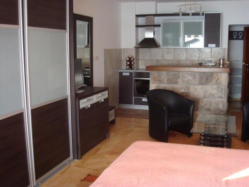 Kuchyň nebo kuchyňský kout v ubytování Apartments Lungo Mare