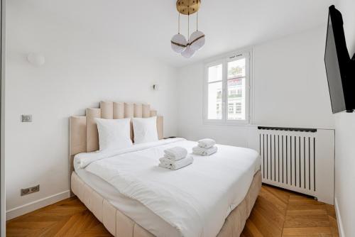 Avenue Montaigne - Champs Elysées - Unobstructed view