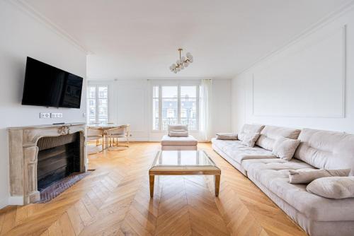 Avenue Montaigne - Champs Elysées - Unobstructed view