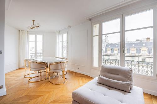 Avenue Montaigne - Champs Elysées - Unobstructed view
