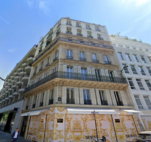 Avenue Montaigne - Champs Elysées - Unobstructed view