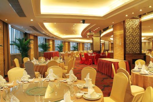 Central Hotel Shanghai tesisinde bir restoran veya yemek mekanı