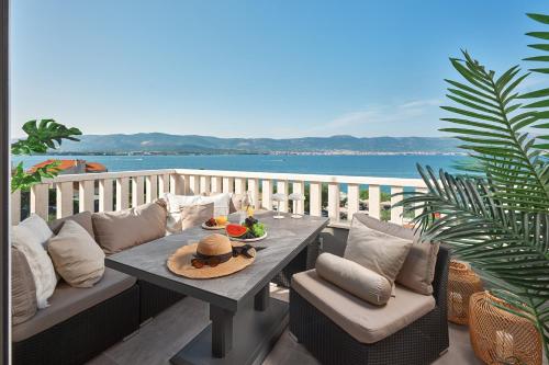 Apartments by the sea Slatine, Ciovo - 27947