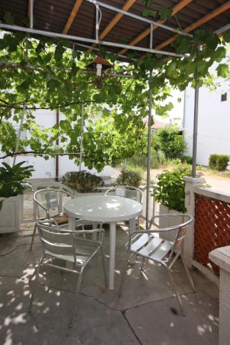 Apartments by the sea Banjol, Rab - 4968