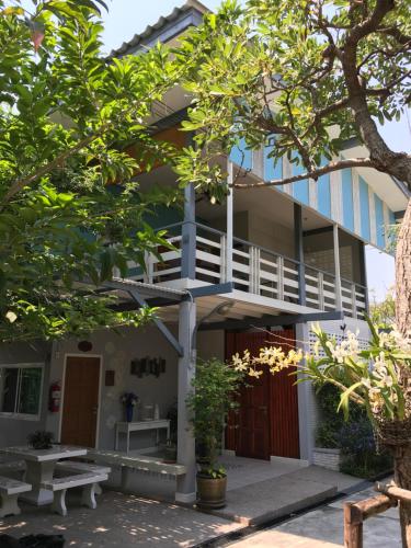 a building with a blue and white building at Bann Vimansamutr in Cha Am