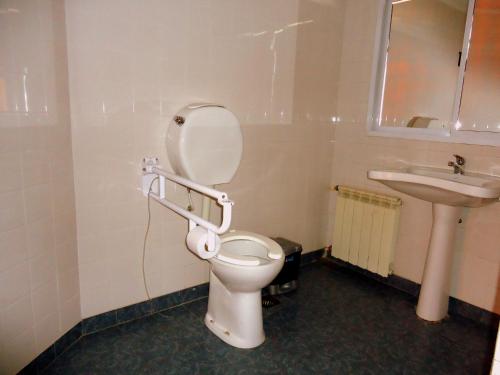 Bilik mandi di Hotel Liporaci