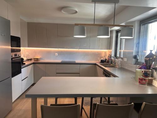 Brand-New Luxury Apartment -Athens Riviera - Private Parking 3-Min Walk to the Beach