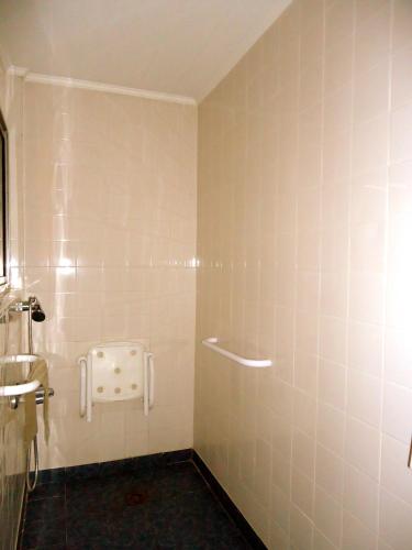 Bilik mandi di Hotel Liporaci
