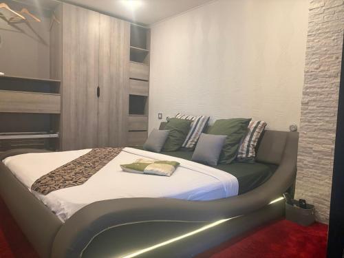 appartement moderne et spacieux, parking privé, climatisation, proche de la vieille ville et du Lac
