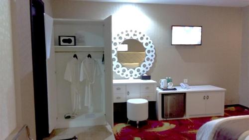 Travellers Hotel Phinisiにあるバスルーム