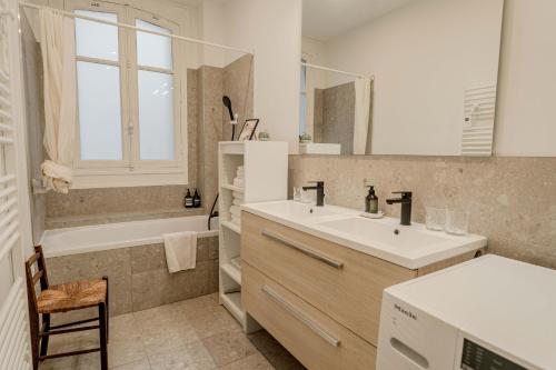 Apartment 2 bedroom with lift Paris 8 Saint-Lazare